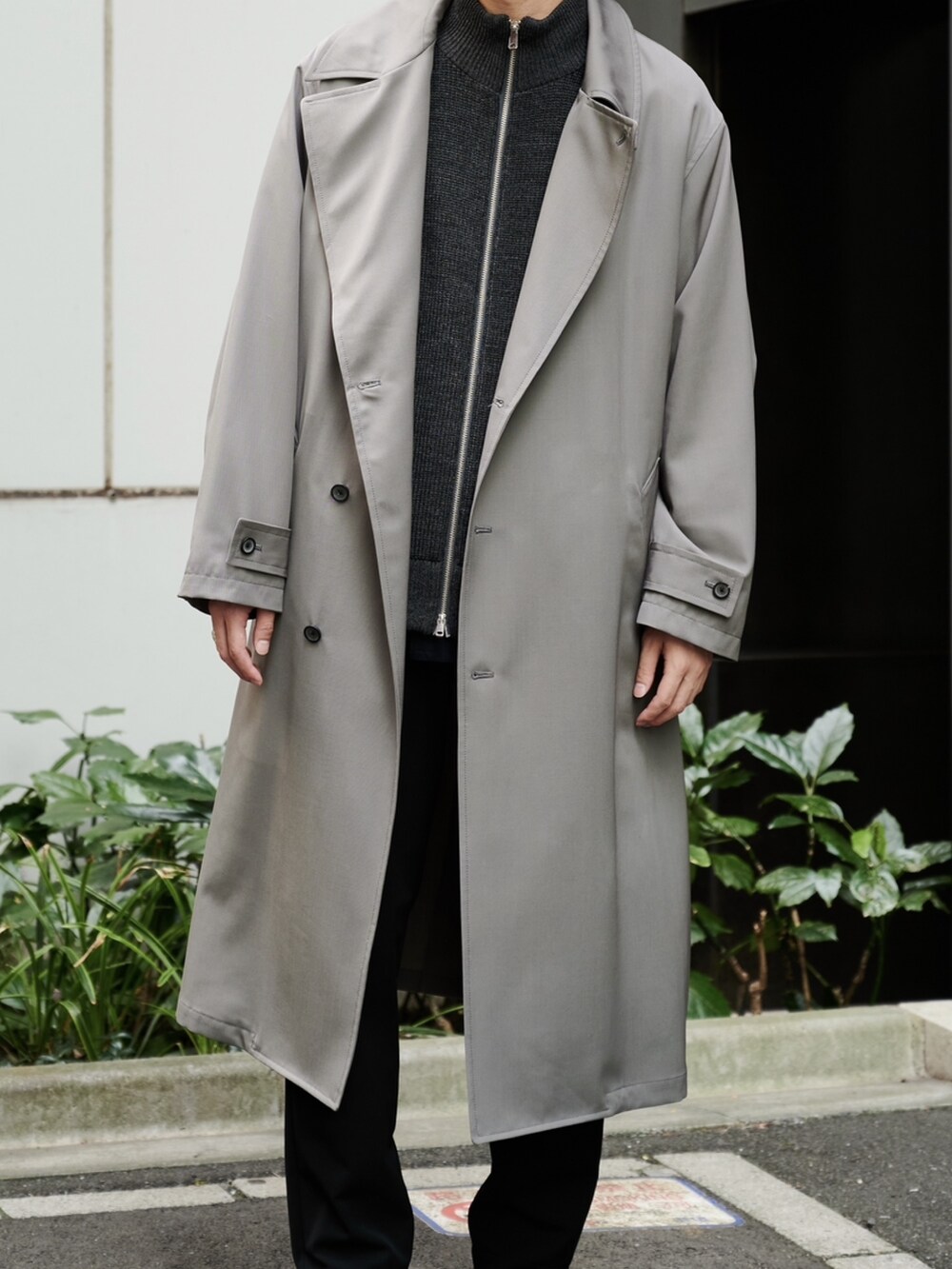 グレー系のダウンジャケット/コートを着用したメンズの秋コーディネートの4枚目の写真