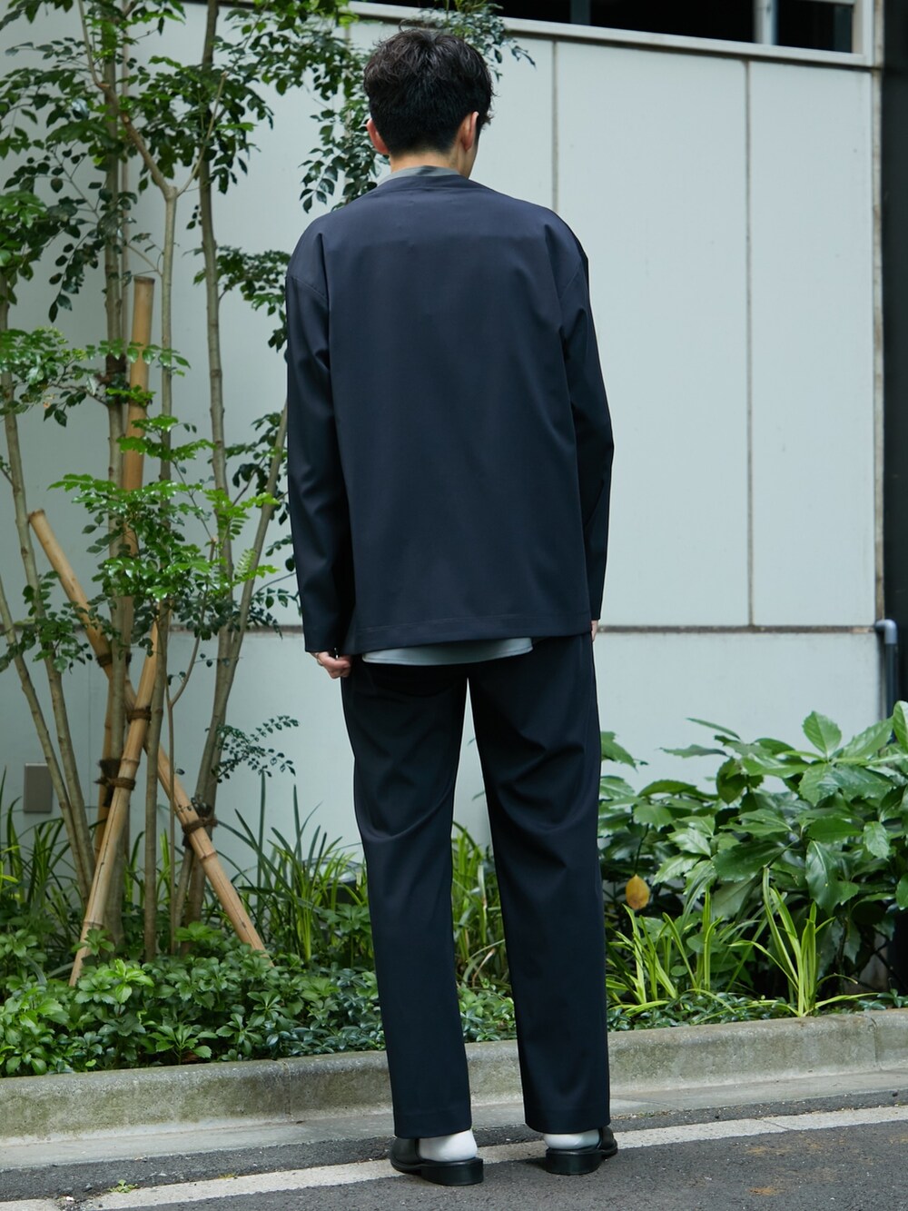 ブルー系のトップス、ブルー系のスラックスを着用したメンズの春コーディネートの3枚目の写真