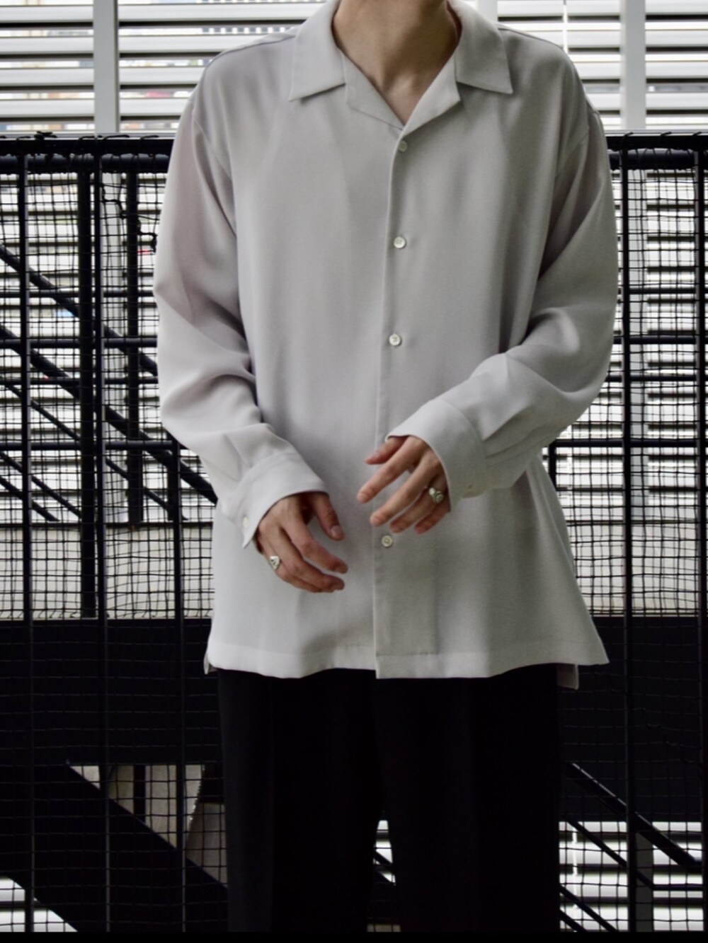 ホワイト系のシャツ/ブラウスを着用したメンズの春コーディネートの4枚目の写真