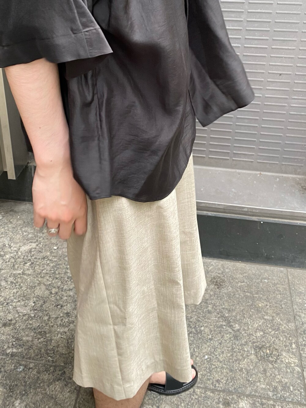 ブラック系のシャツ/ブラウス、ベージュ系のその他パンツ、ブラック系のサンダルを着用したメンズの夏コーディネートの2枚目の写真