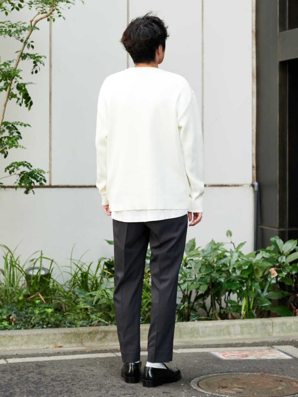 ホワイト系のニット/セーターを着用したメンズの夏コーディネートの3枚目の写真