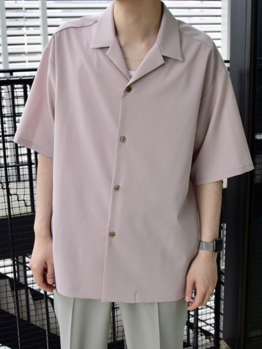 ピンク系のシャツ/ブラウス、グレー系のスラックスを着用したメンズの春コーディネートの4枚目の写真