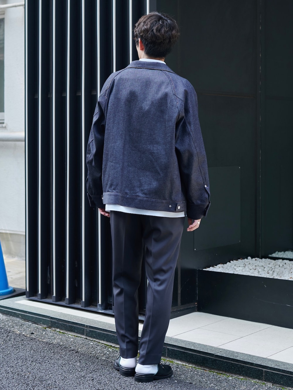 ブルー系のブルゾンを着用したメンズの夏コーディネートの3枚目の写真