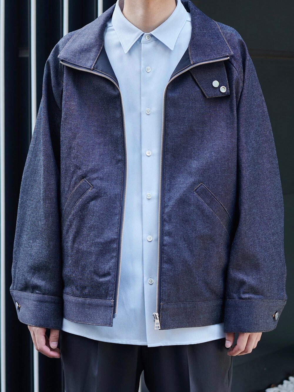 ブルー系のブルゾンを着用したメンズの夏コーディネートの4枚目の写真