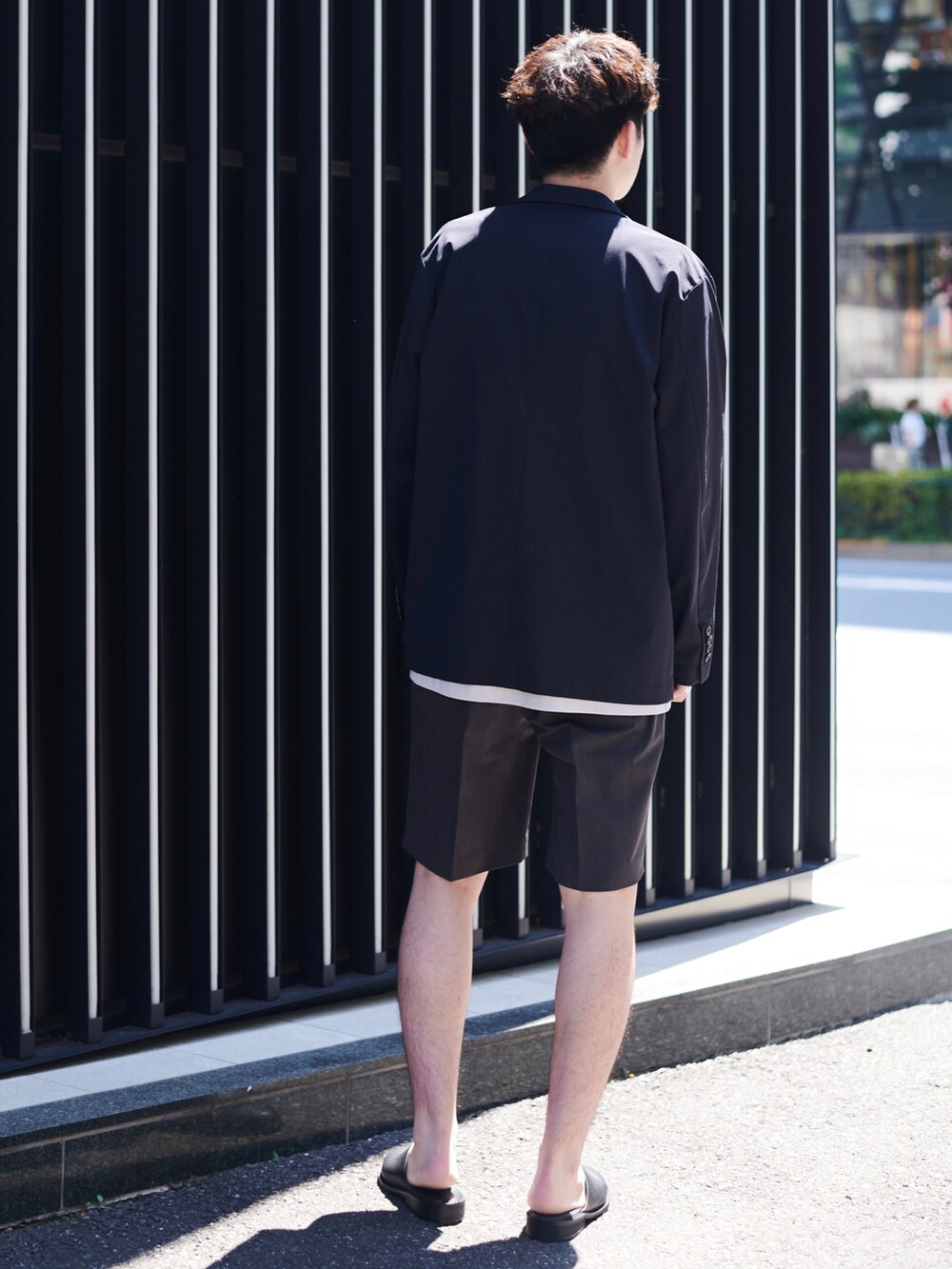 ブルー系のセットアップ、グレー系のその他パンツを着用したメンズの夏コーディネートの3枚目の写真