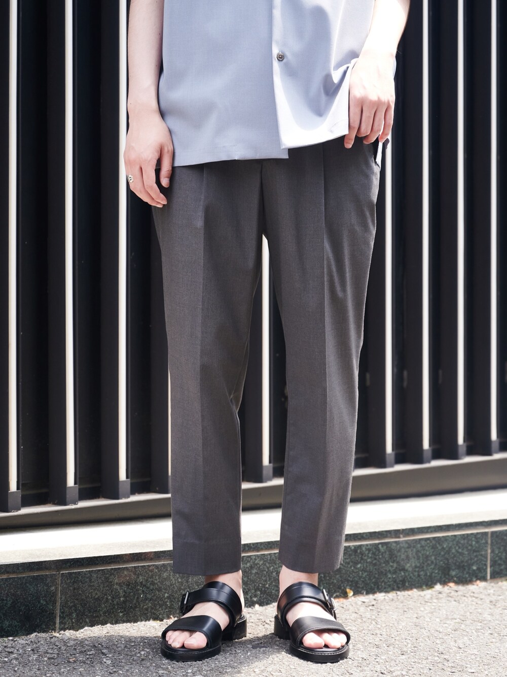 ブラック系のスラックスを着用したメンズの夏コーディネートの4枚目の写真