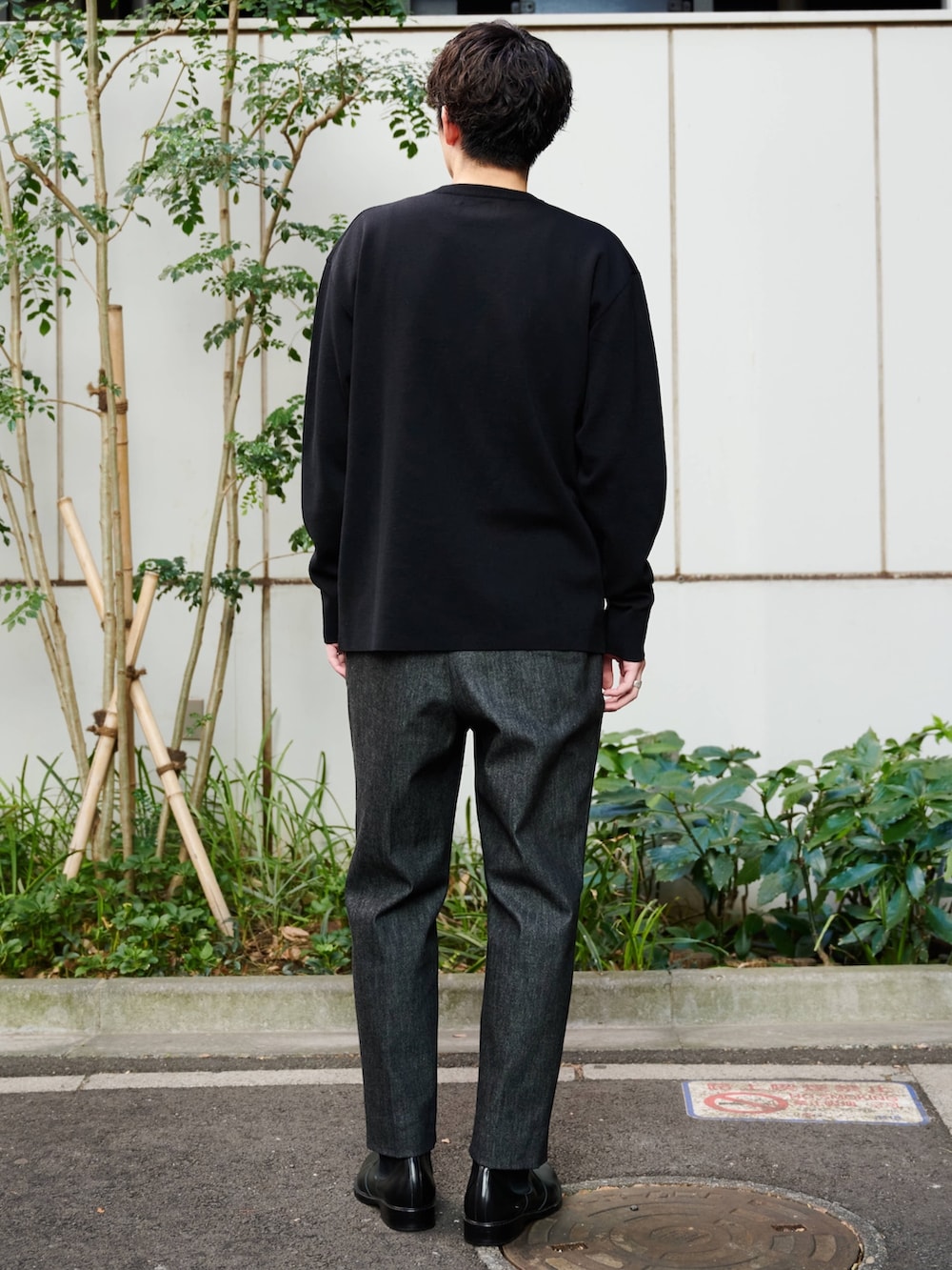 ブラック系のニット/セーターを着用したメンズの冬コーディネートの3枚目の写真