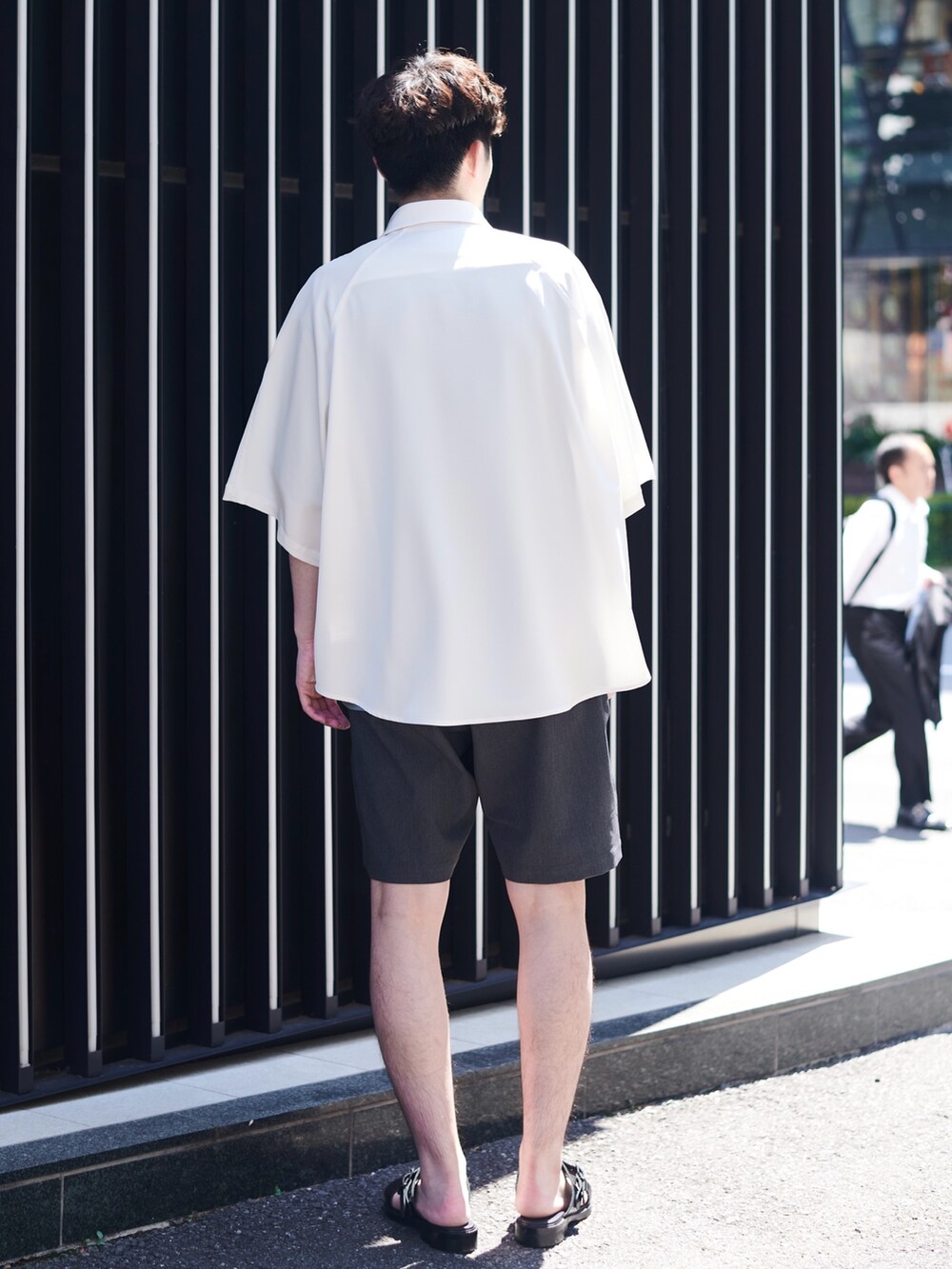 ホワイト系のシャツ/ブラウスを着用したメンズの夏コーディネートの3枚目の写真