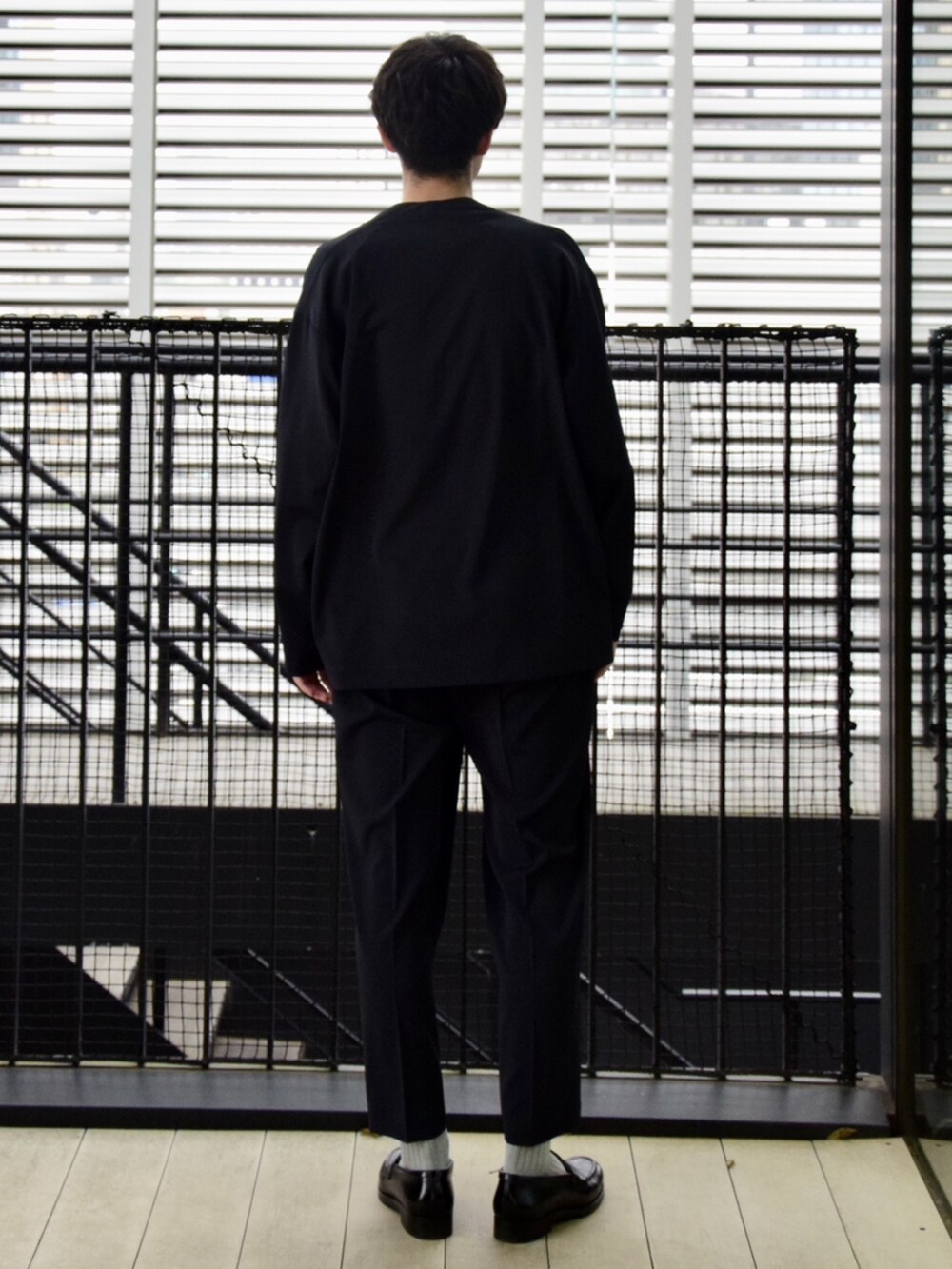 ブルー系のトップス、ブルー系のスラックスを着用したメンズの春コーディネートの3枚目の写真