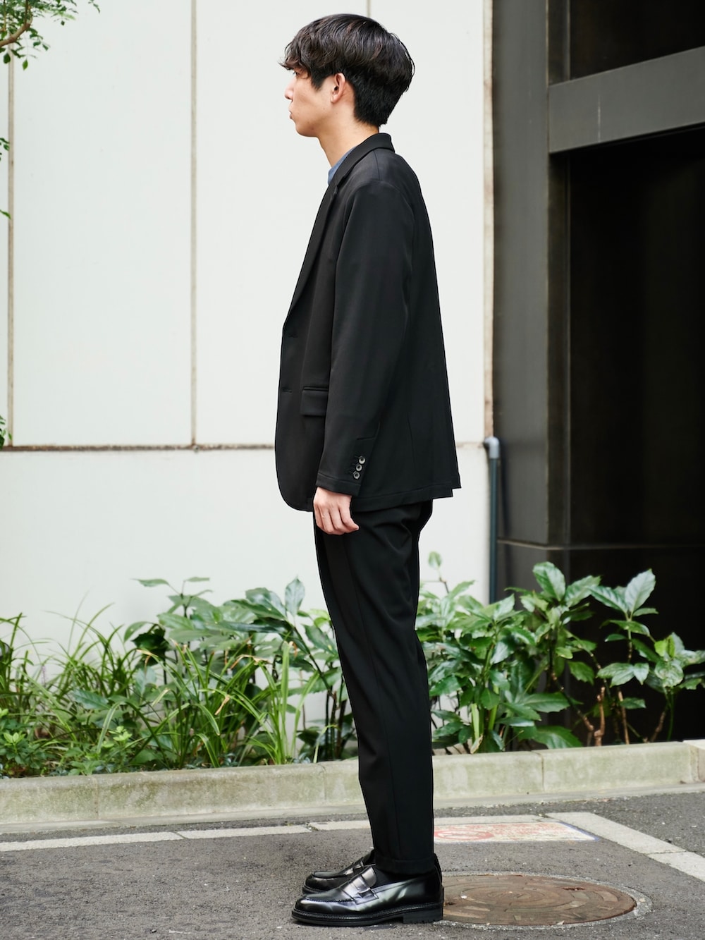 ブラック系のセットアップ、ブラック系のスラックスを着用したメンズの秋コーディネートの2枚目の写真