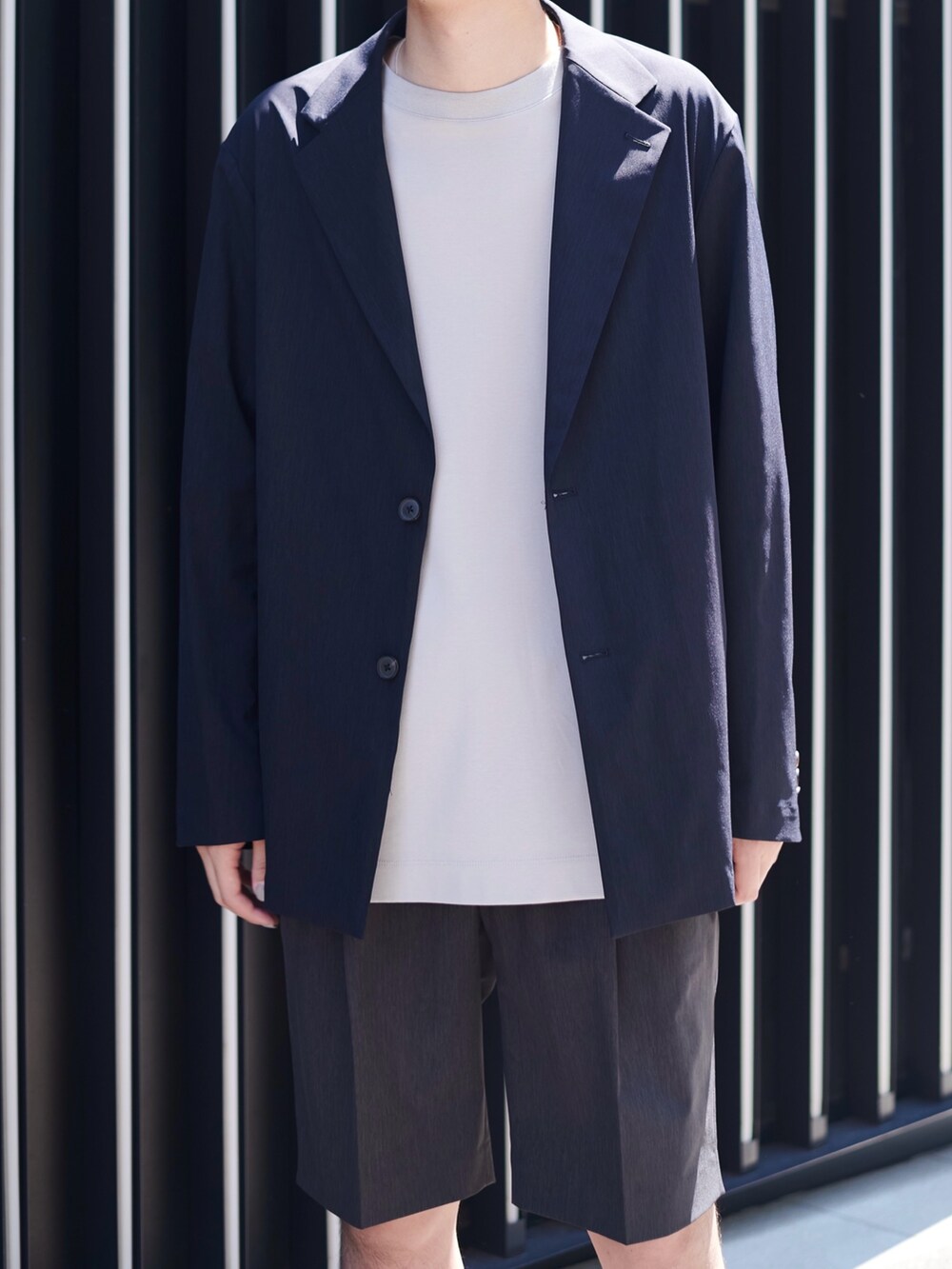 ブルー系のセットアップ、グレー系のその他パンツを着用したメンズの夏コーディネートの5枚目の写真