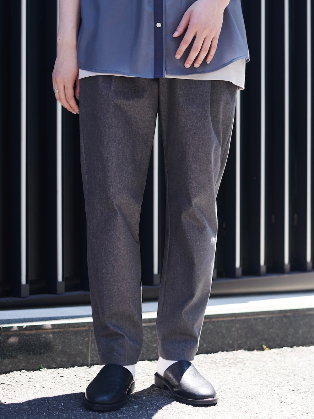 グレー系のデニムパンツを着用したメンズの夏コーディネートの4枚目の写真