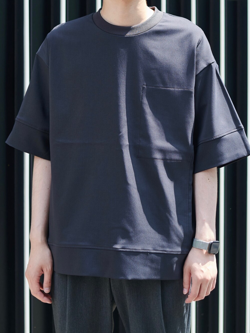 グレー系のTシャツ/カットソーを着用したメンズの夏コーディネートの4枚目の写真