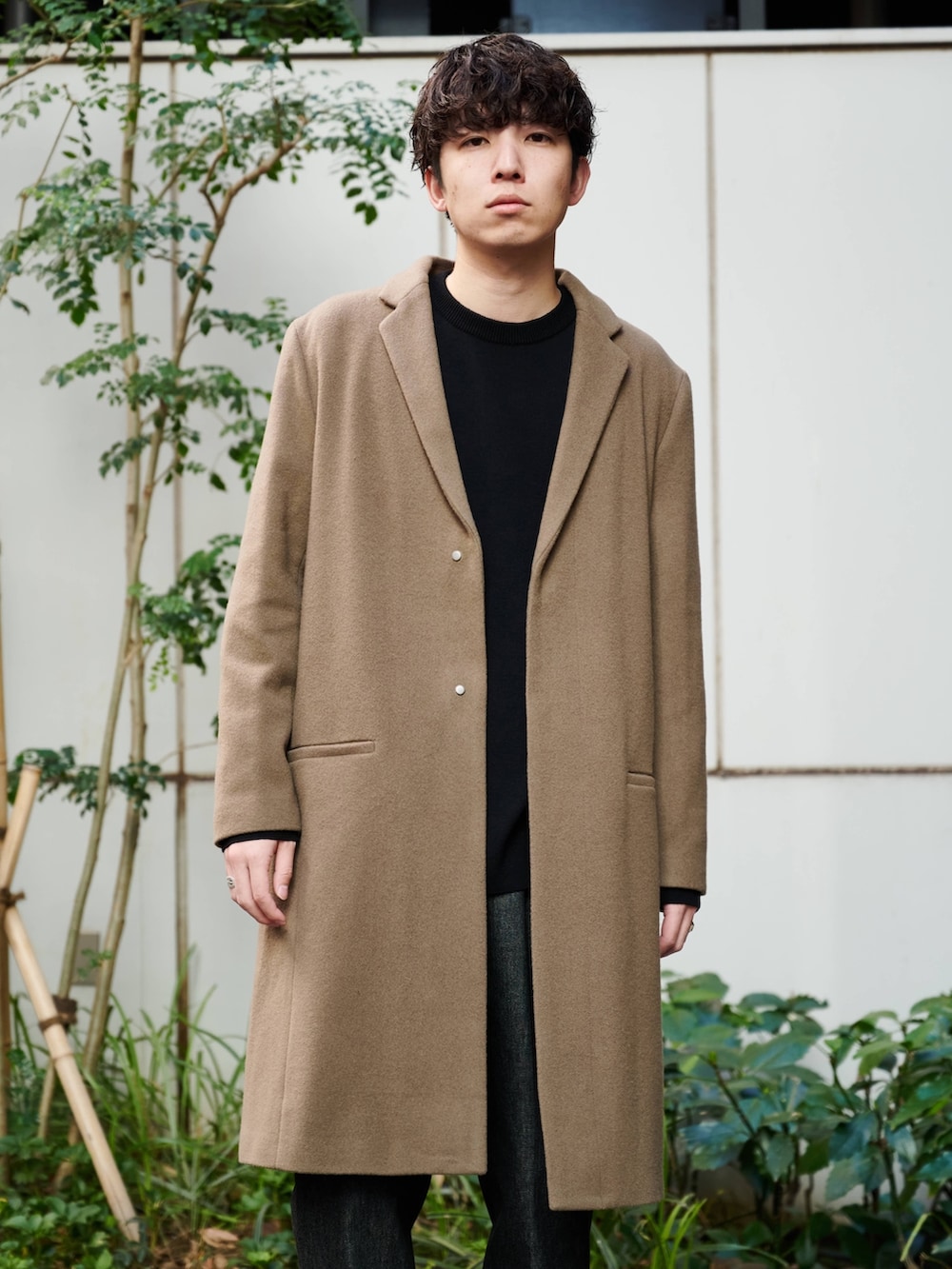 ベージュ系のチェスターコートを着用したメンズの冬コーディネートの4枚目の写真