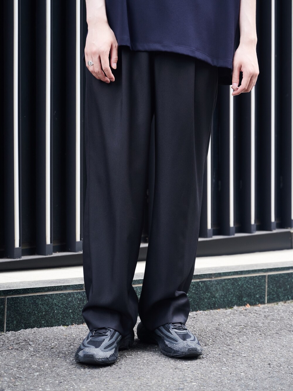 ブラック系のスラックスを着用したメンズの夏コーディネートの4枚目の写真