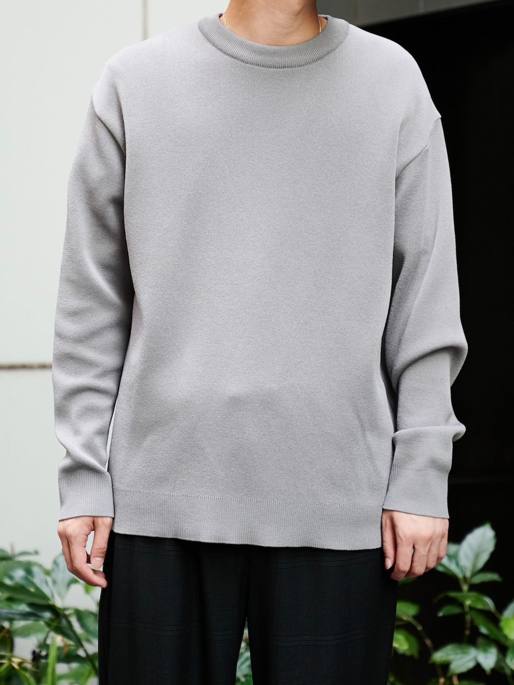 グレー系のニット/セーター、その他のその他パンツを着用したメンズの秋コーディネートの4枚目の写真