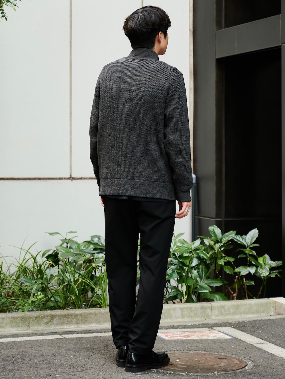 グレー系のニット/セーターを着用したメンズの秋コーディネートの3枚目の写真
