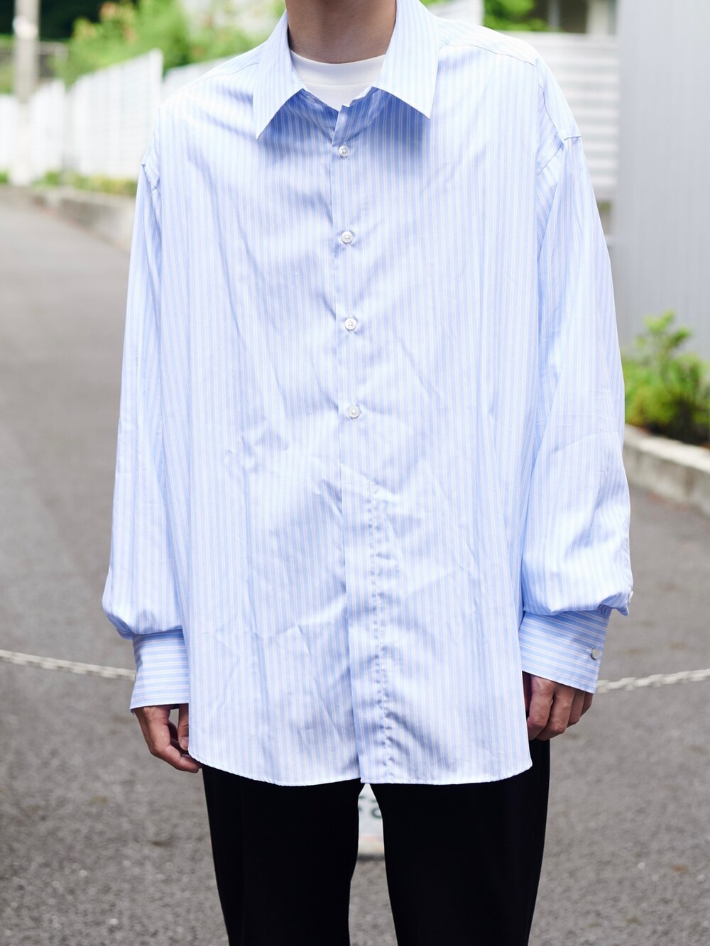 ブルー系のシャツ/ブラウス、ブラック系のスラックスを着用したメンズの夏コーディネートの4枚目の写真