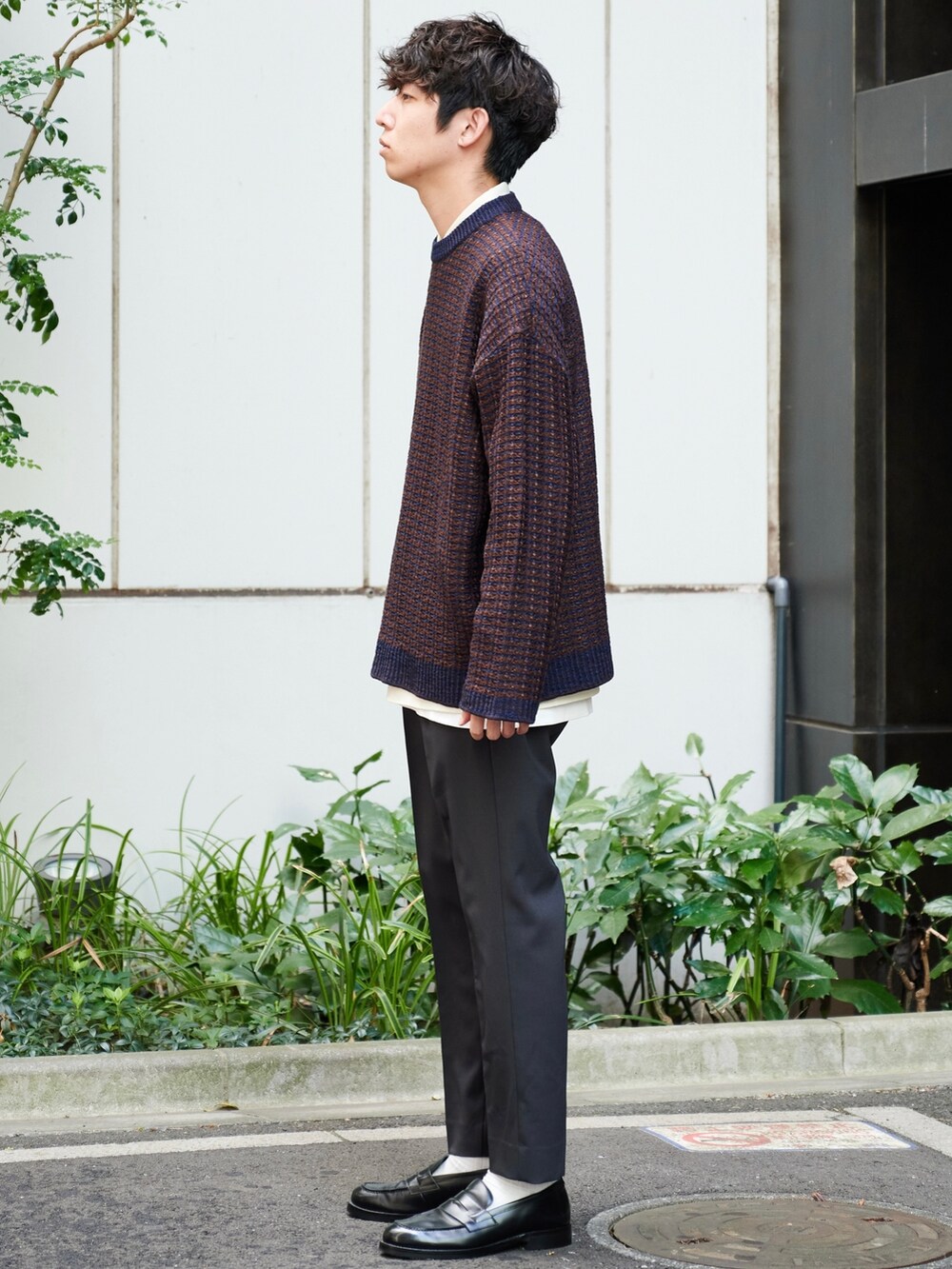 ブルー系のニット/セーターを着用したメンズの秋コーディネートの2枚目の写真