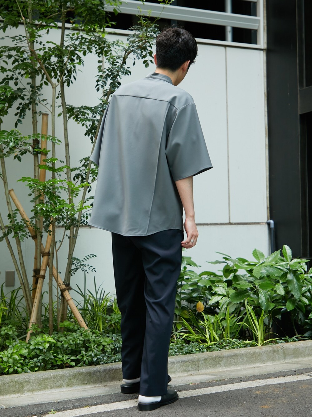 グレー系のシャツ/ブラウスを着用したメンズの春コーディネートの3枚目の写真