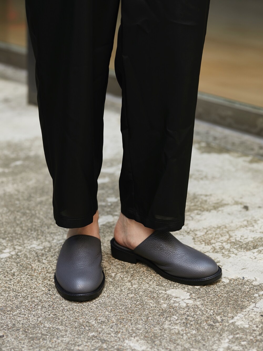 ブラック系のその他パンツ、グレー系のサンダルを着用したメンズの春コーディネートの5枚目の写真
