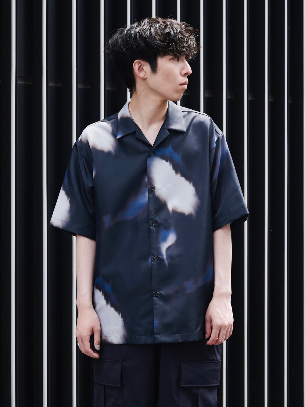 ブラック系のシャツ/ブラウスを着用したメンズの夏コーディネートの4枚目の写真