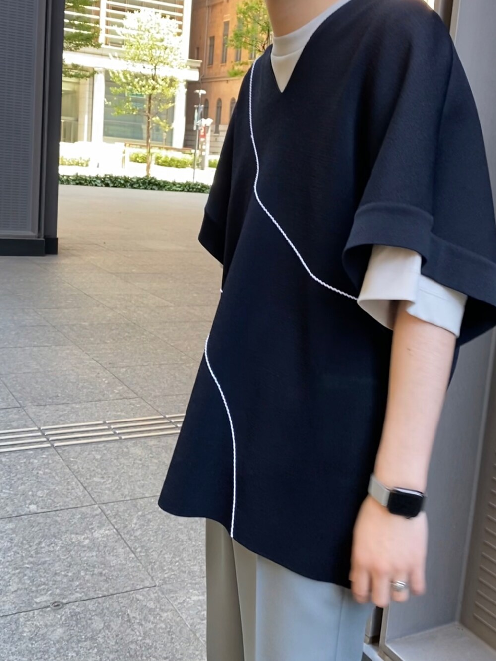 グレー系のTシャツ/カットソー、ブラック系のベスト、グレー系のスラックスを着用したメンズの春コーディネートの2枚目の写真