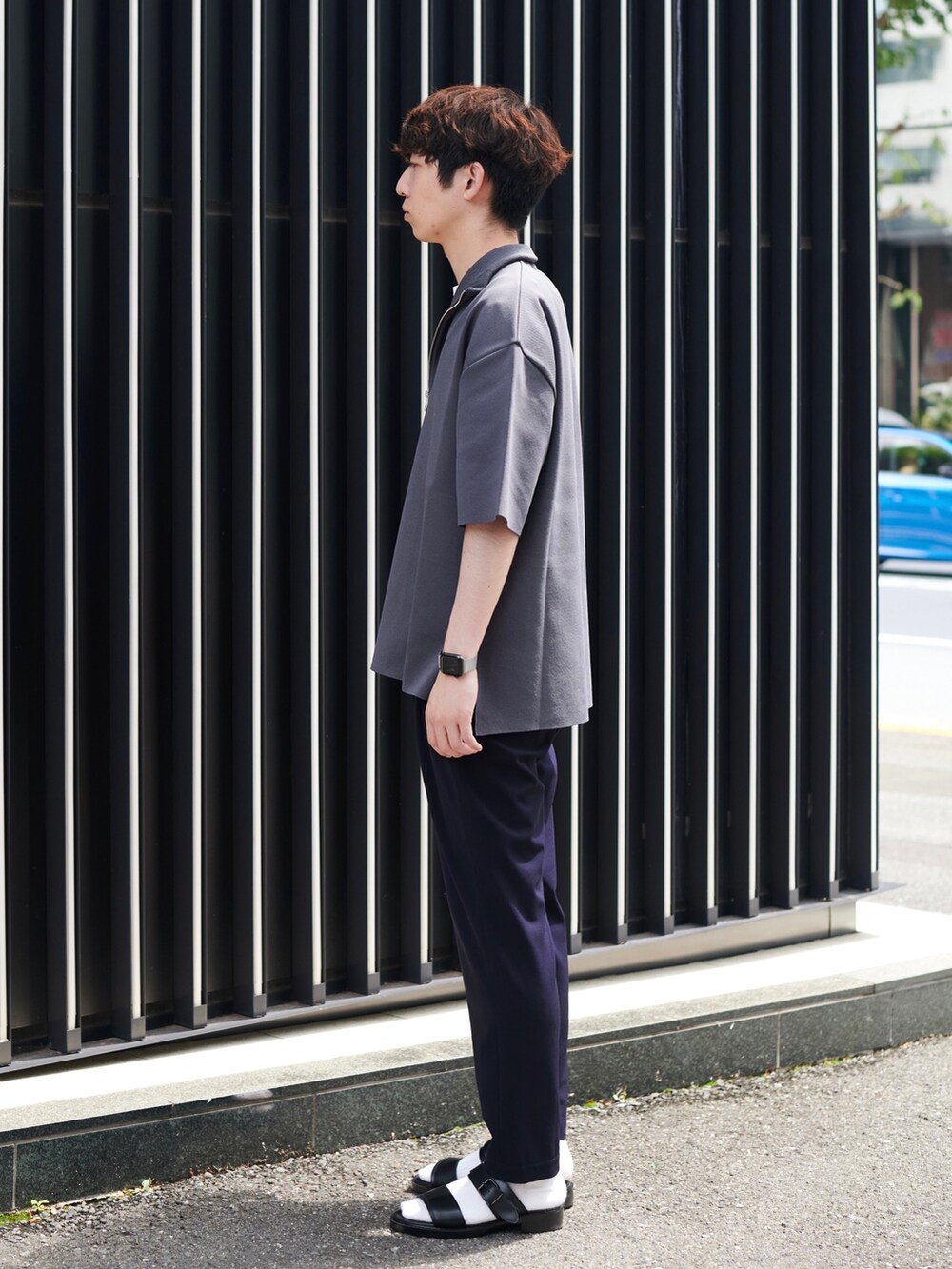 グリーン系のニット/セーターを着用したメンズの夏コーディネートの2枚目の写真