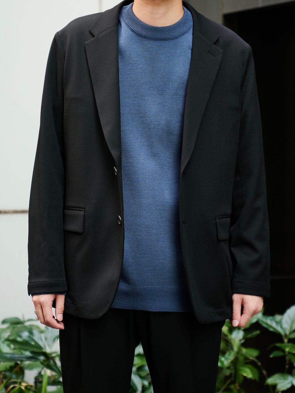 ブラック系のセットアップ、ブラック系のスラックスを着用したメンズの秋コーディネートの4枚目の写真