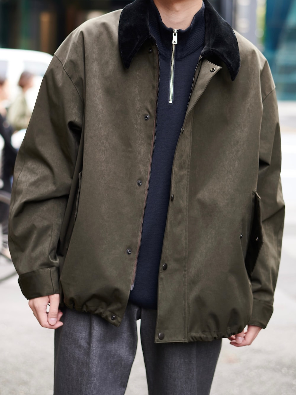 グリーン系のブルゾンを着用したメンズの秋コーディネートの4枚目の写真
