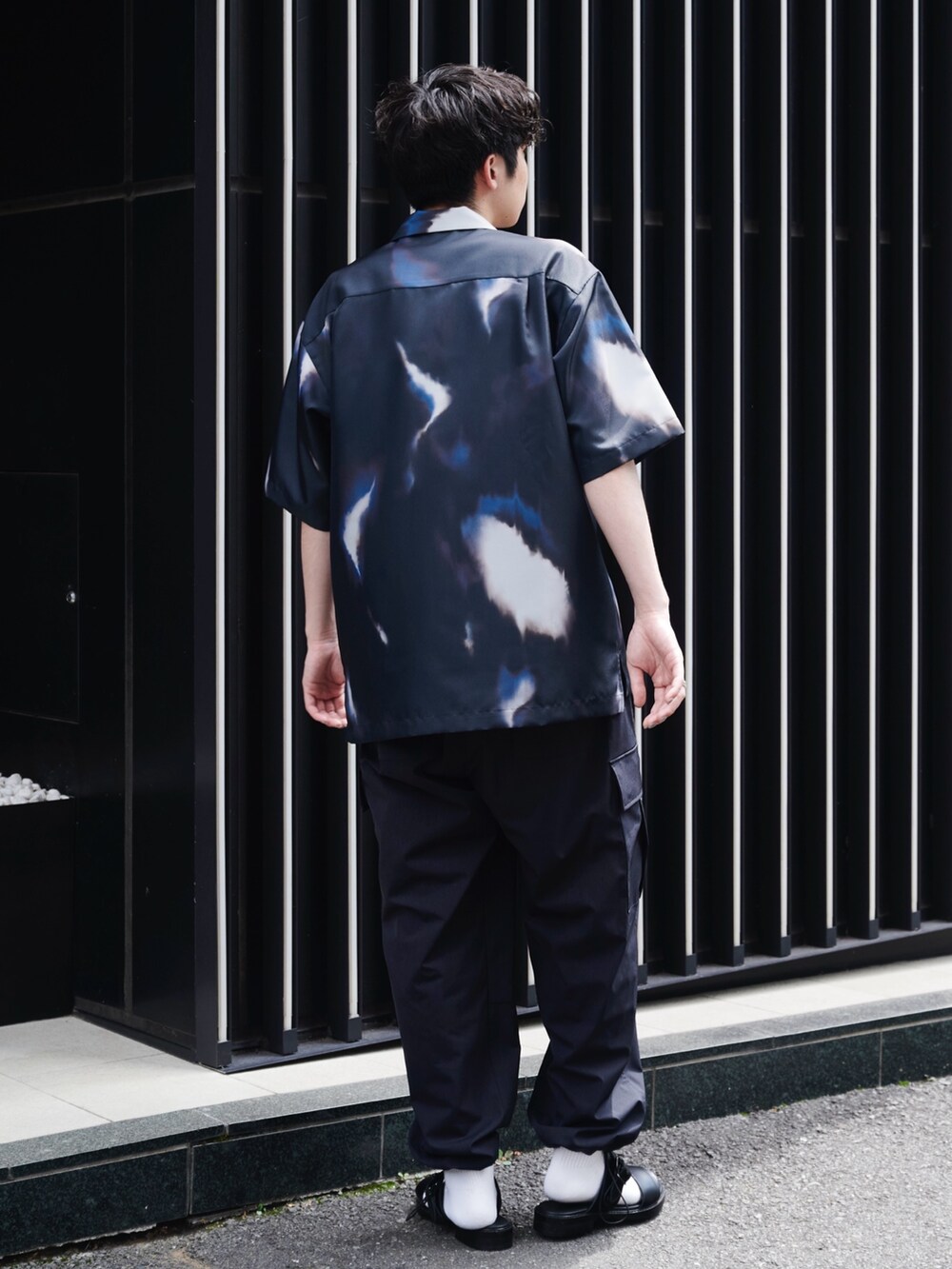 ブラック系のシャツ/ブラウスを着用したメンズの夏コーディネートの3枚目の写真