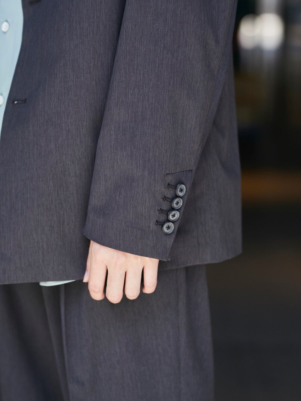 グレー系のセットアップ、グレー系のスラックスを着用したメンズの春コーディネートの5枚目の写真