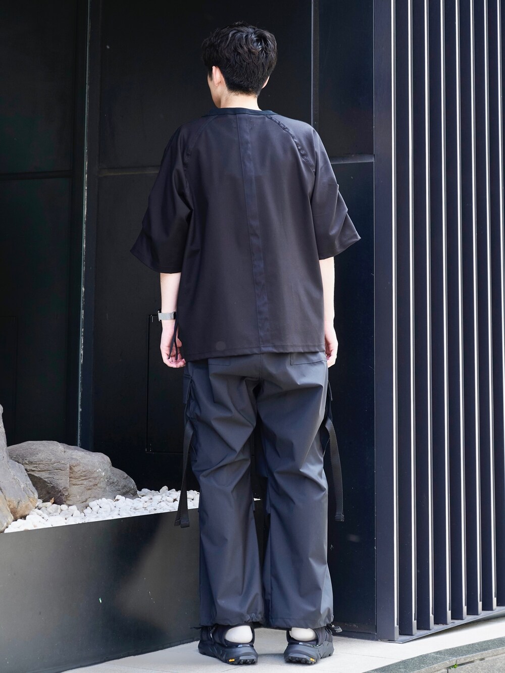 ブラック系のTシャツ/カットソー、ブラック系のその他パンツを着用したメンズの夏コーディネートの3枚目の写真