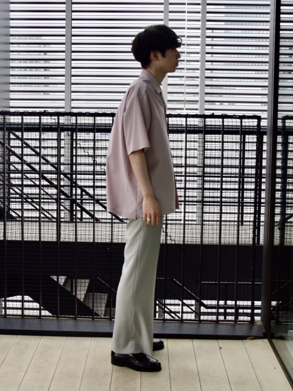 ピンク系のシャツ/ブラウス、グレー系のスラックスを着用したメンズの春コーディネートの2枚目の写真