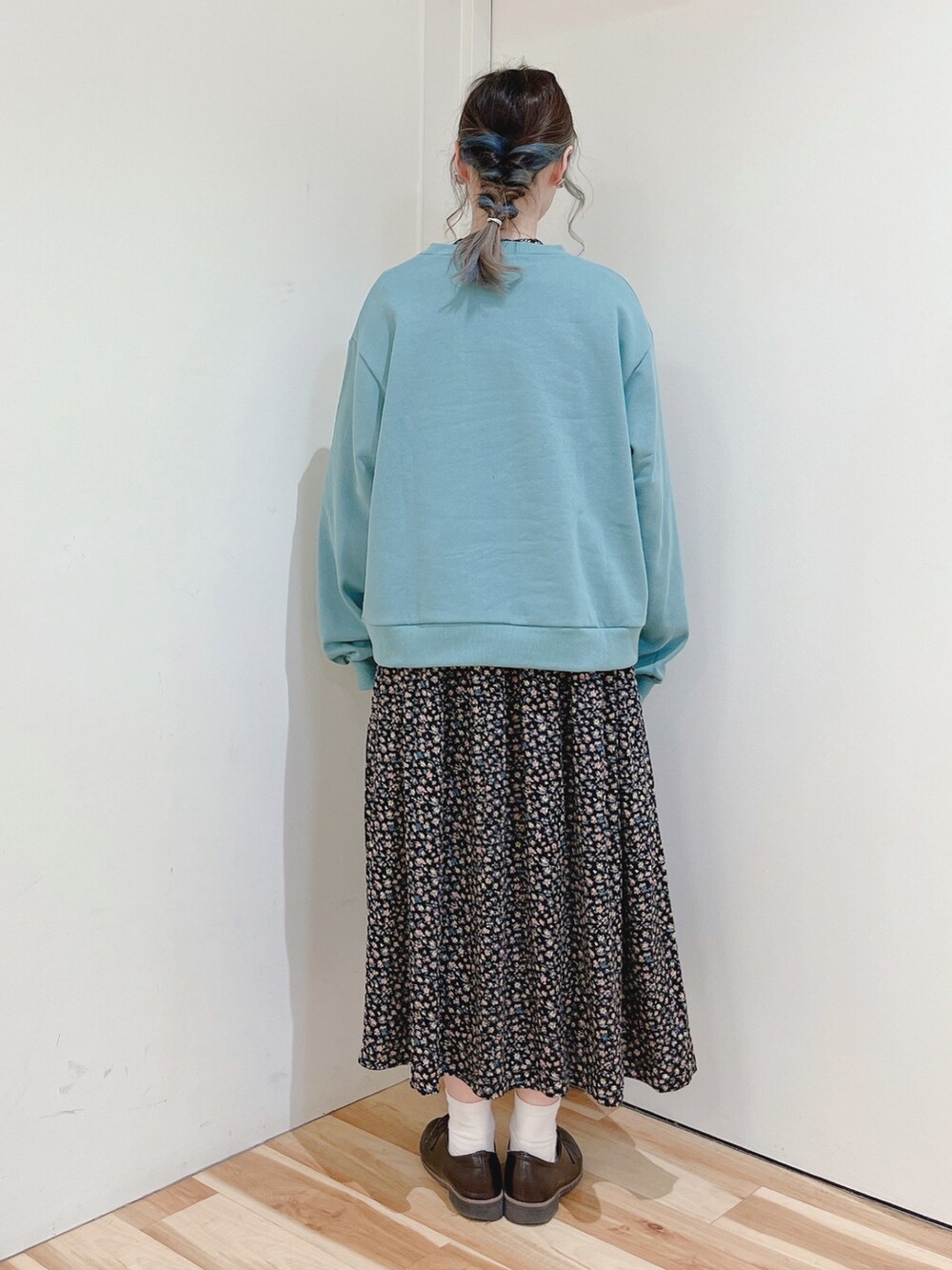 ブラック系のワンピース、グリーン系のスウェットを着用したレディースの冬コーディネートの2枚目の写真