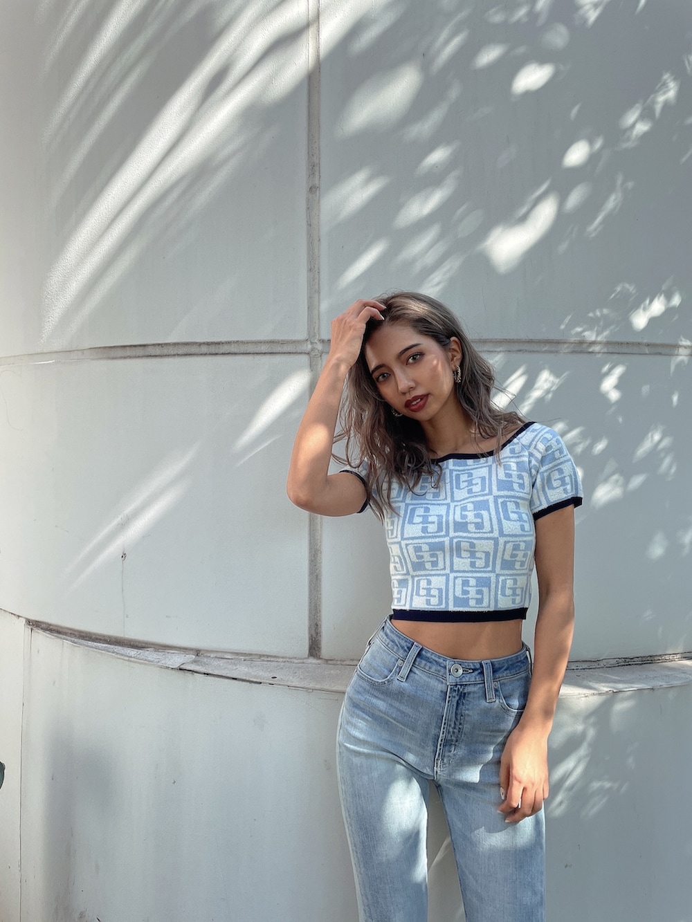 ブルー系のデニムパンツ、ブルー系のニット/セーターを着用したレディースの冬コーディネートの4枚目の写真