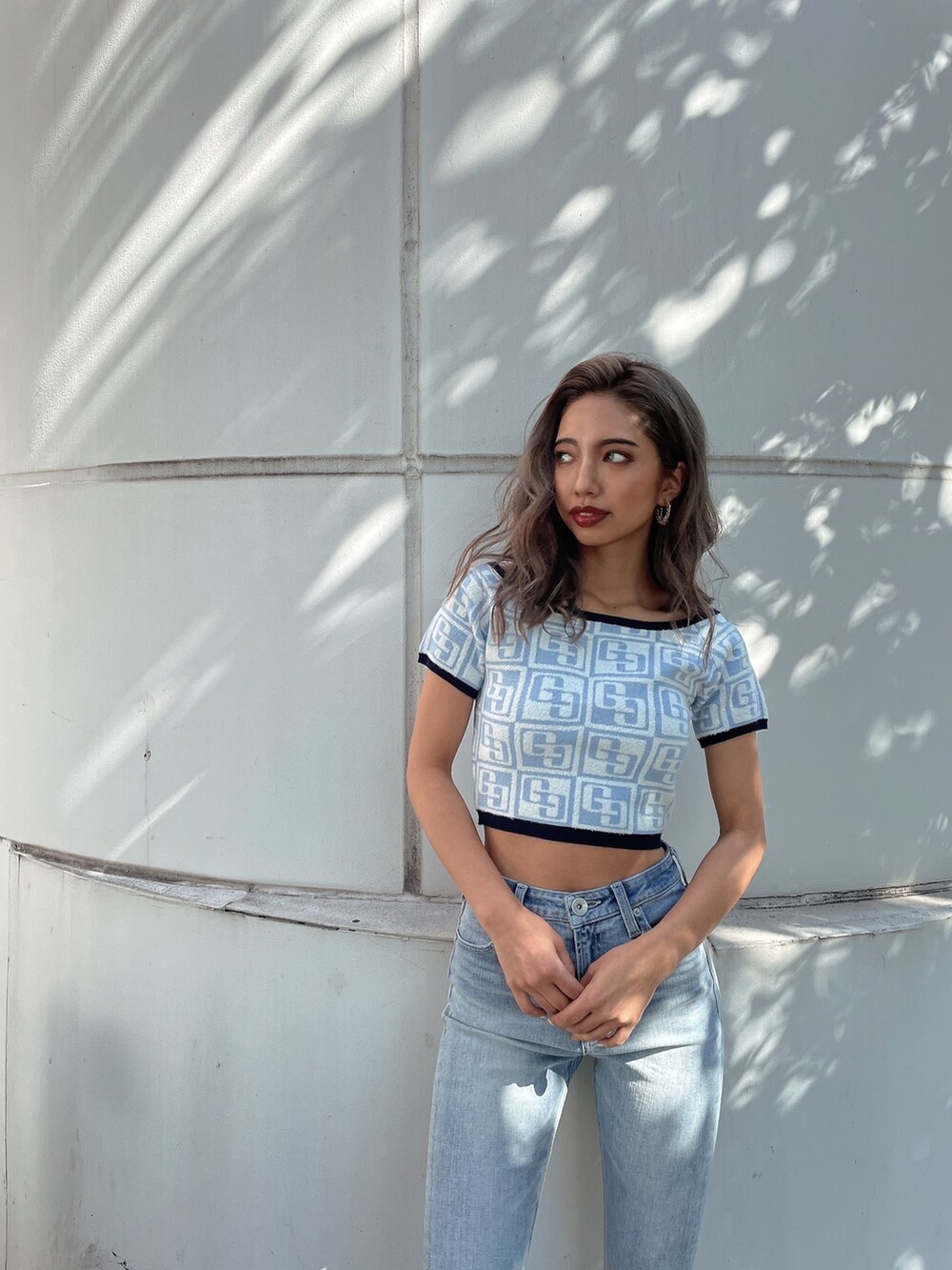 ブルー系のデニムパンツ、ブルー系のニット/セーターを着用したレディースの冬コーディネートの5枚目の写真