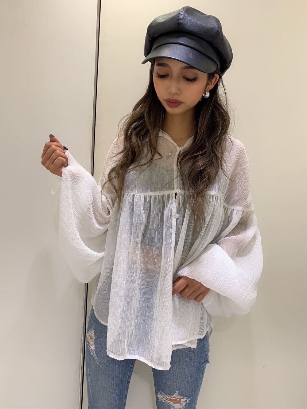 ブラック系のキャミソール、ホワイト系のシャツ/ブラウス、ホワイト系のサンダルを着用したレディースの夏コーディネートの2枚目の写真