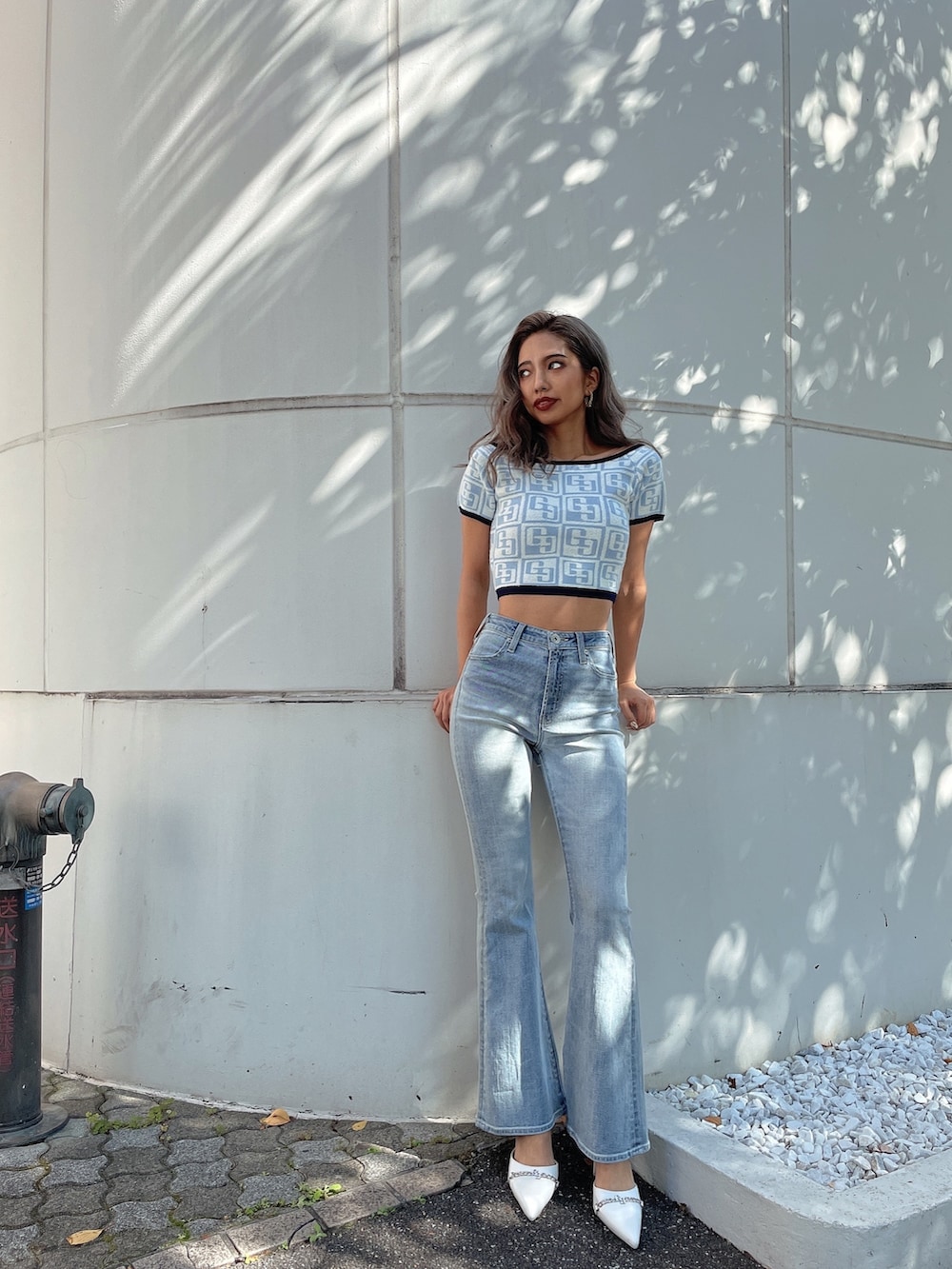 ブルー系のデニムパンツ、ブルー系のニット/セーターを着用したレディースの冬コーディネートの2枚目の写真