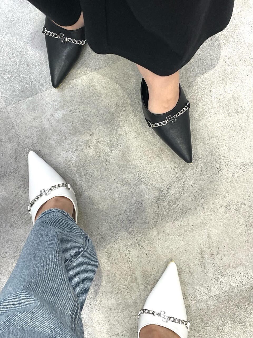 ブラック系のパンプス、ホワイト系のパンプス、ブルー系のデニムパンツを着用したレディースの夏コーディネートの2枚目の写真