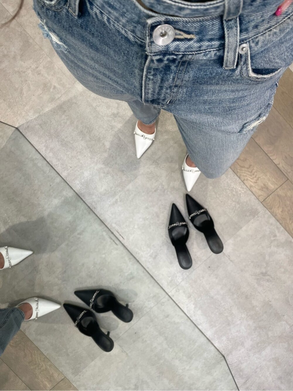 ブラック系のパンプス、ホワイト系のパンプス、ブルー系のデニムパンツを着用したレディースの夏コーディネートの3枚目の写真