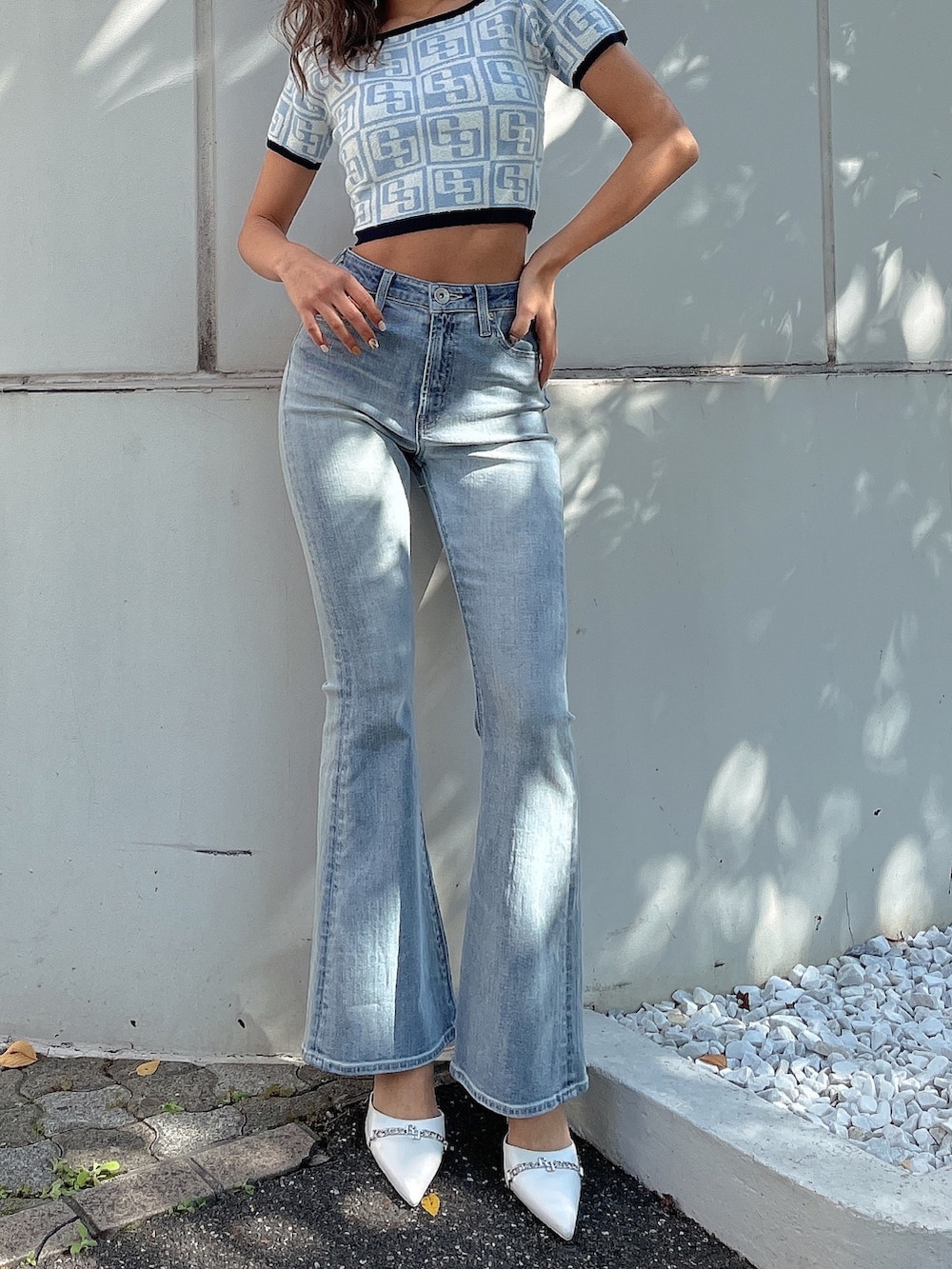 ブルー系のデニムパンツ、ブルー系のニット/セーターを着用したレディースの冬コーディネートの3枚目の写真