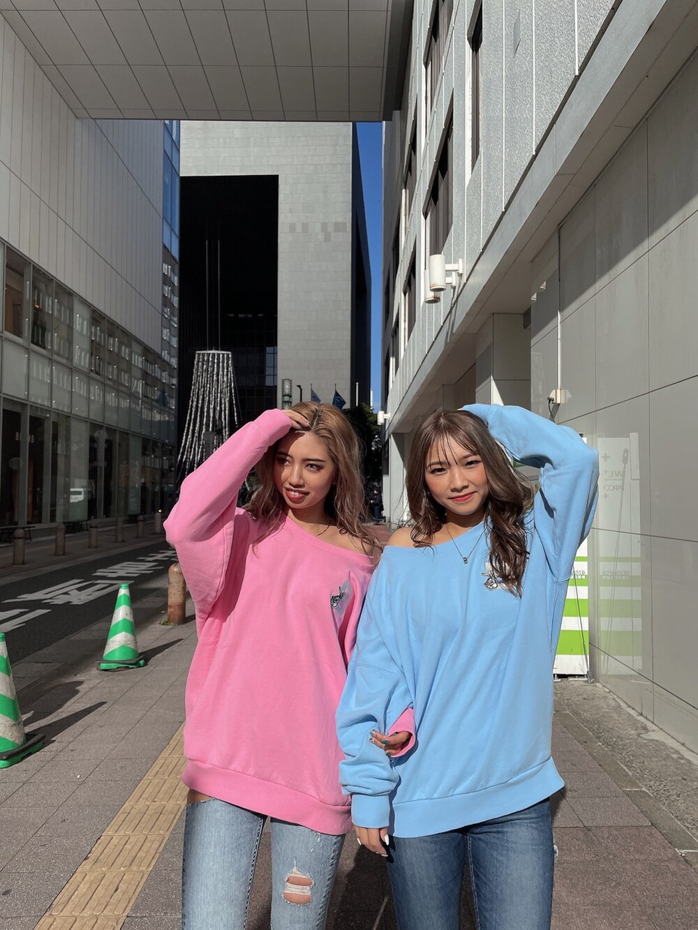 ピンク系のスウェット、ブルー系のスウェット、ブルー系のデニムパンツを着用したレディースの冬コーディネートの4枚目の写真
