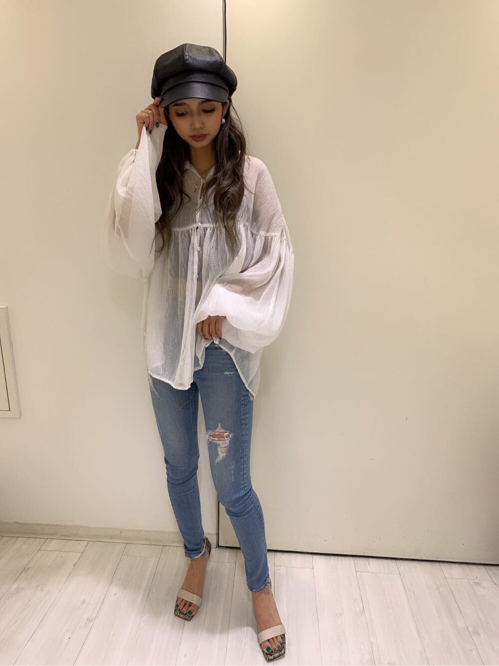 ブラック系のキャミソール、ホワイト系のシャツ/ブラウス、ホワイト系のサンダルを着用したレディースの夏コーディネートの3枚目の写真