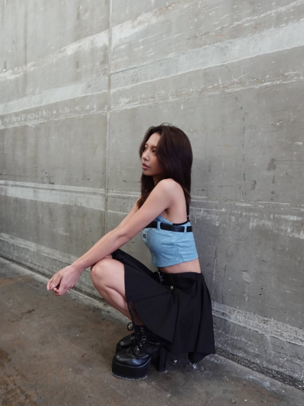 ブルー系のキャミソール、ブラック系のカーディガン/ボレロ、ブラック系のスカートを着用したレディースの春コーディネートの6枚目の写真