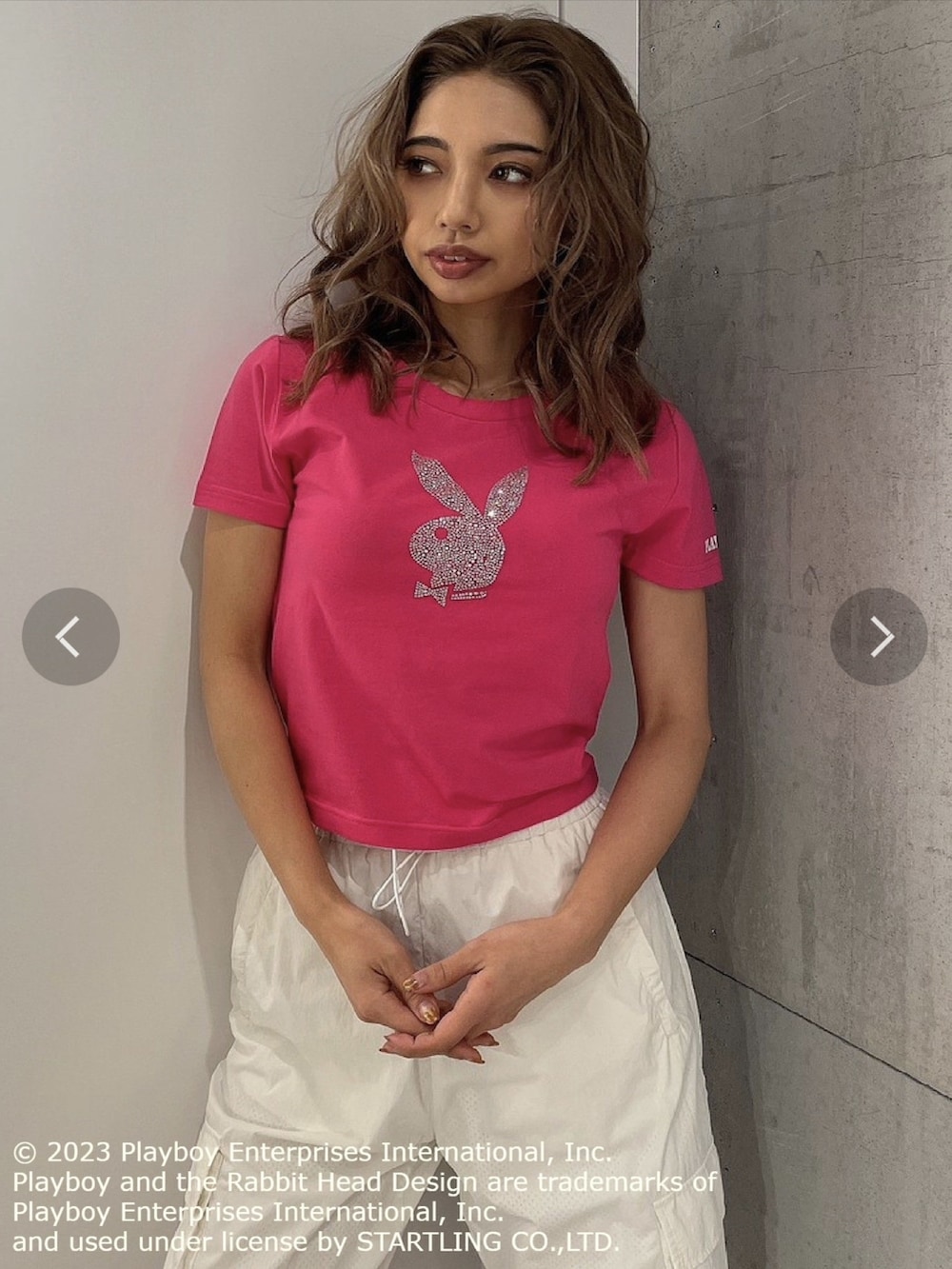 ピンク系のTシャツ/カットソー、ホワイト系のカーゴパンツを着用したレディースの夏コーディネートの3枚目の写真