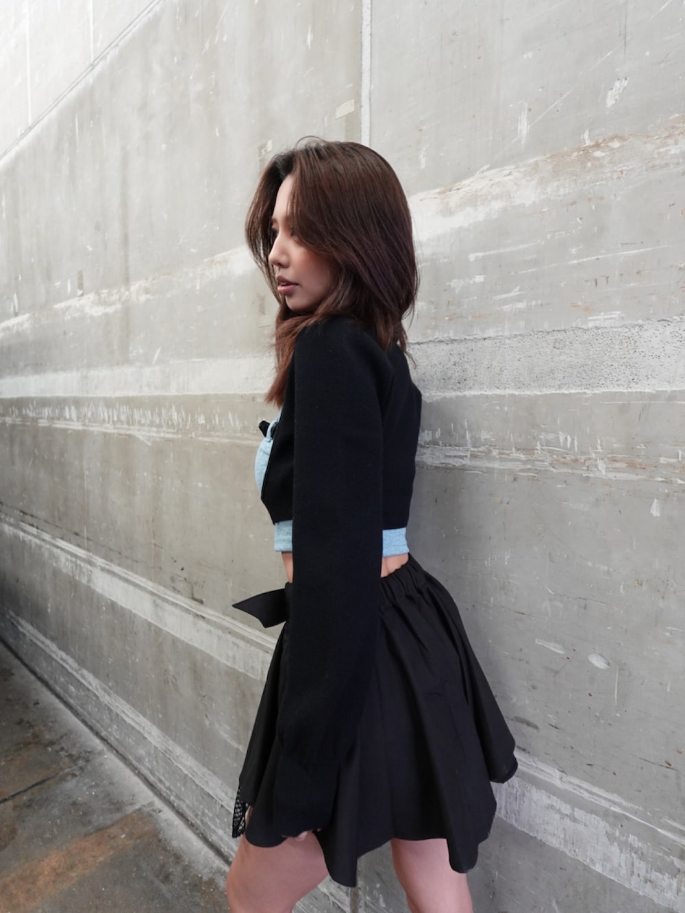ブルー系のキャミソール、ブラック系のカーディガン/ボレロ、ブラック系のスカートを着用したレディースの春コーディネートの7枚目の写真