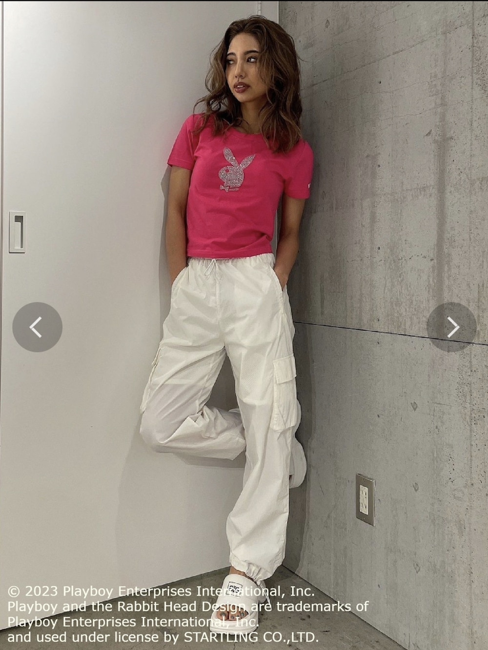 ピンク系のTシャツ/カットソー、ホワイト系のカーゴパンツを着用したレディースの夏コーディネートの6枚目の写真