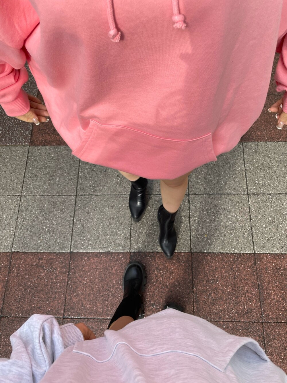 グレー系のパーカー、ピンク系のパーカー、ブルー系のデニムスカートを着用したレディースの冬コーディネートの10枚目の写真