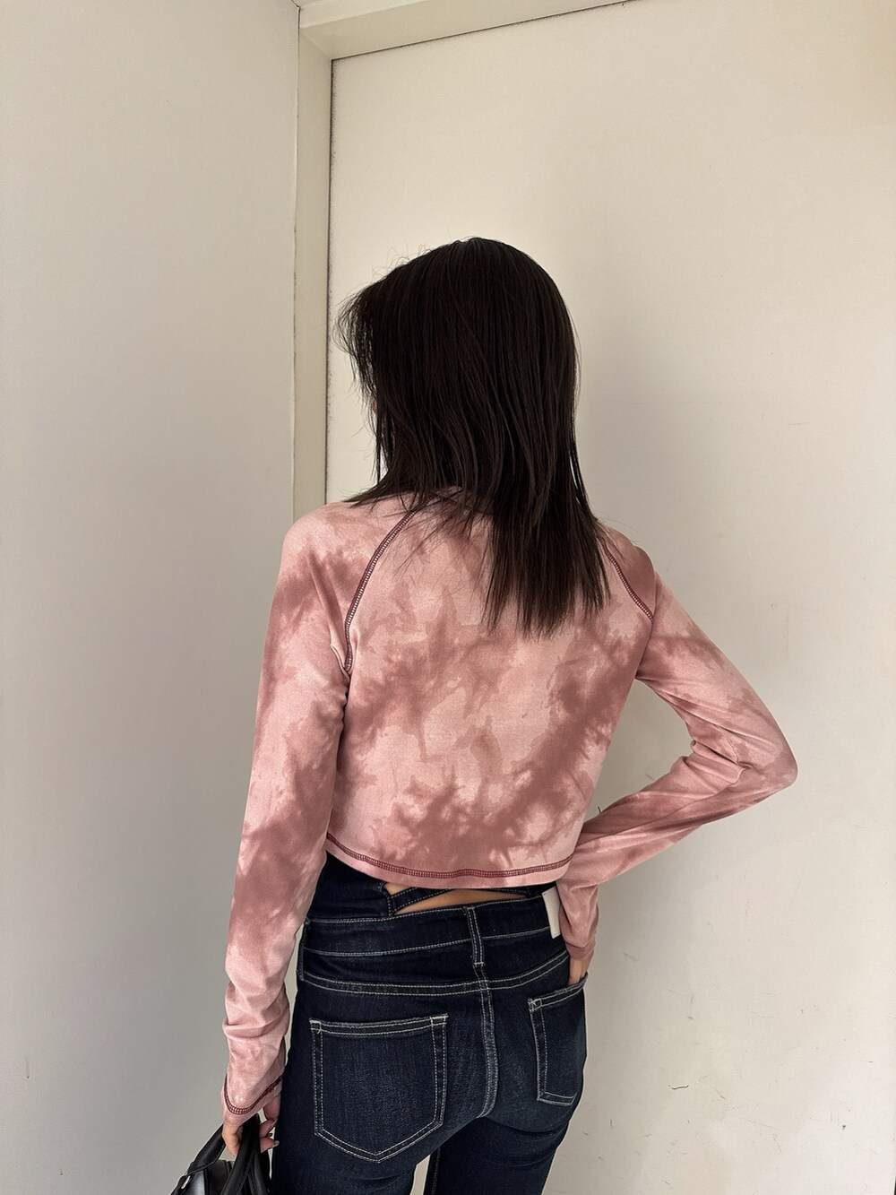 レッド系のTシャツ/カットソー、ブルー系のデニムパンツ、ブラック系のサンダルを着用したレディースの夏コーディネートの6枚目の写真